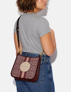 File crossbody in online signature jacquard