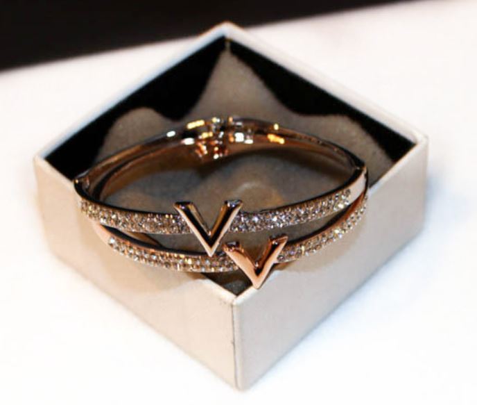 Fashion Rhinestone-Encrusted Letter V Bracelet - Rose Gold